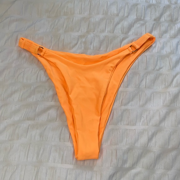 Bikini - Picture 2 of 2